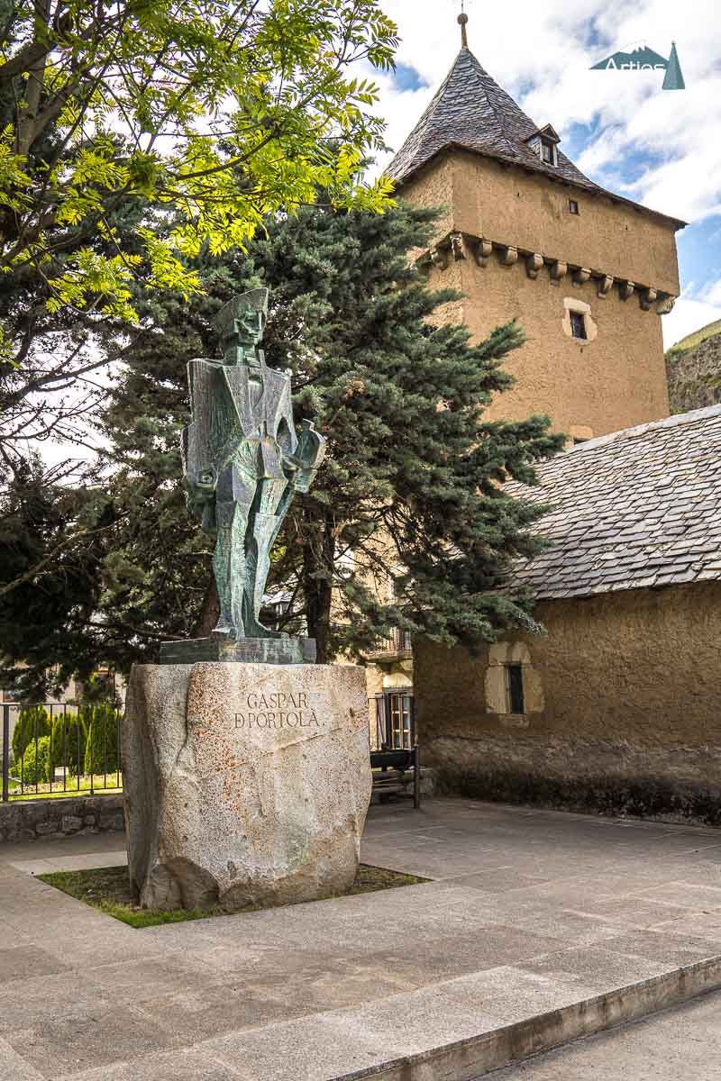 Escultura d’homenatge a Gaspar de Portolà i Rovira, al costat de la capella i la torre de l’antic Casal dels Portolà situat a Arties, Vall d’Aran. Lleida, Catalunya. Escultura d’homenatge a Gaspar de Portolà i Rovira, al costat de la capella i la torre de l’antic Casal dels Portolà situat a Arties, Vall d’Aran. Lleida, Catalunya.