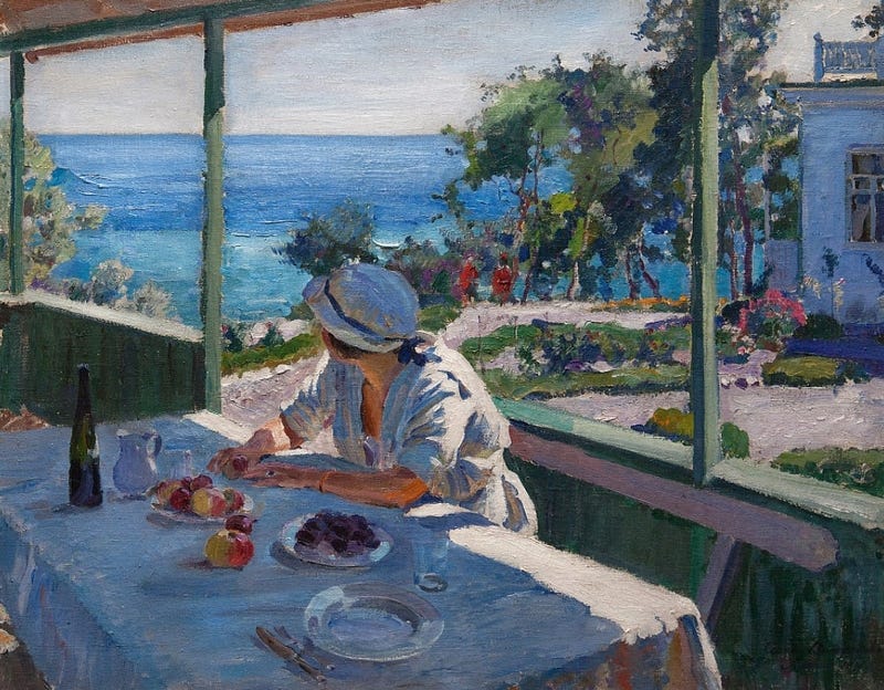 На фото: Картина С. Виноградова "Летний день. Крым", 1917 г.,  На картине изображена женщина в шляпке и белом платье, сидящая на открытой веранде за столом со скатертью. Женщина смотрит на синее море, повернув голову. На столе стоят блюда с  фруктами. За спиной женщины виден угол дома, деревья и цветы