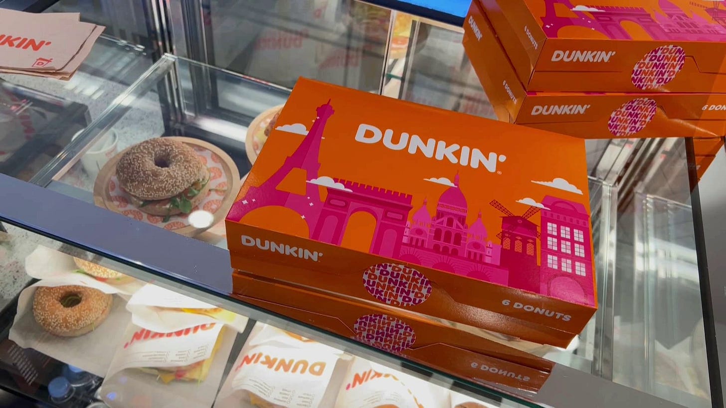Pour sa première boutique à Paris, Dunkin' Donuts a adapté son offre au public français.