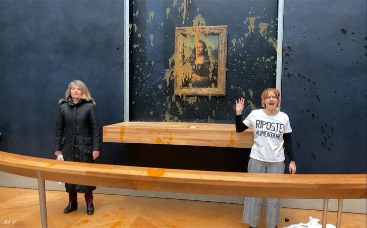 A Riposte Alimentaire (Élelmiszer-megtorlás) nevű csoport két környezetvédelmi aktivistája, amint Leonardo da Vinci Mona Lisa (La Joconde) festménye előtt állnak, miután levest öntöttek a párizsi Louvre múzeum műalkotásaira 2024. január 28-án A Riposte Alimentaire (Élelmiszer-megtorlás) nevű csoport két környezetvédelmi aktivistája, amint Leonardo da Vinci Mona Lisa (La Joconde) festménye előtt állnak, miután levest öntöttek a párizsi Louvre múzeum műalkotásaira 2024. január 28-án