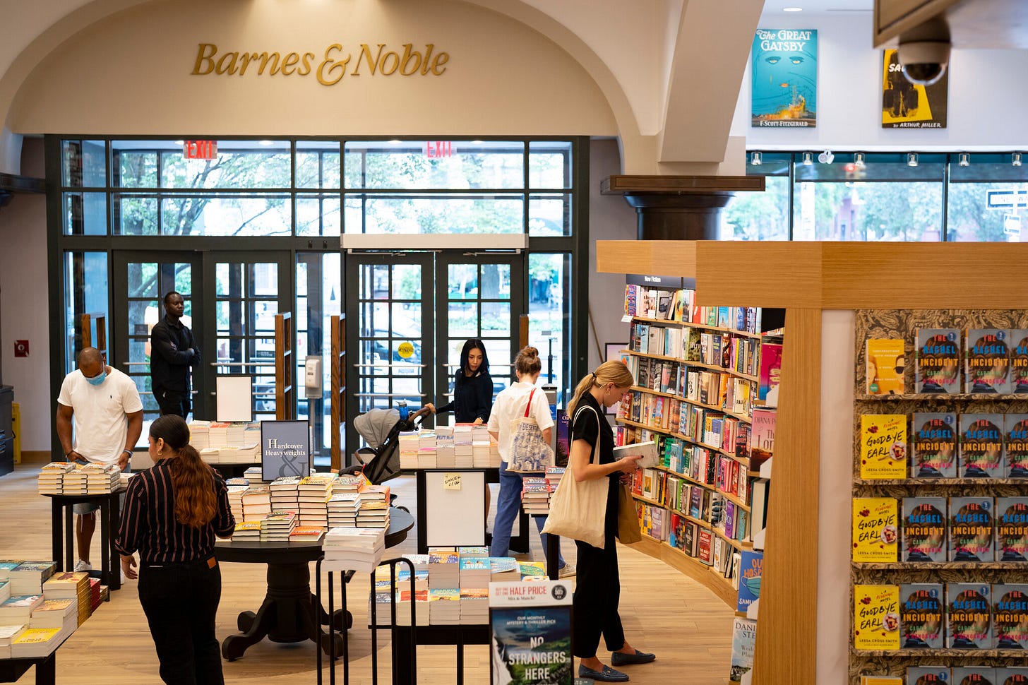 Barnes & Noble Undergoes a Back-to-Basics Redesign - The New York Times