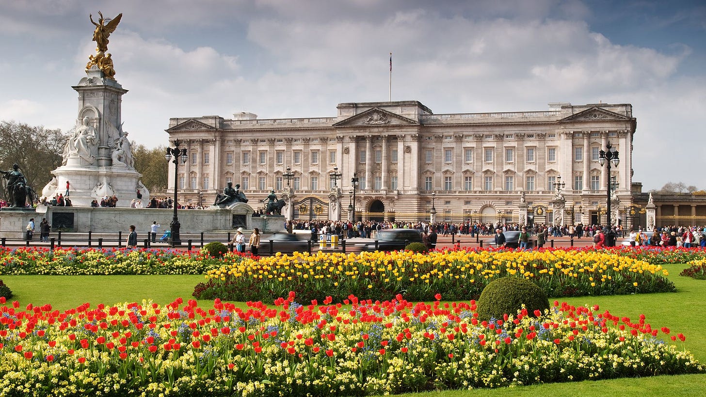 Buckingham-Palace-Queen-Victoria-Memorial-London-statue.jpg (1920×1080)