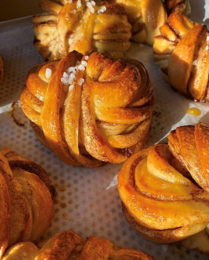 Maple cinnamon buns - by Kitty Tait