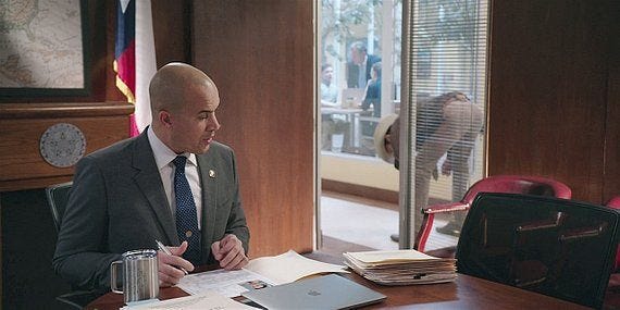 Coby Bell not seeing Jared Padalecki bend over showing his butt to the audience. Coby Bell not seeing Jared Padalecki bend over showing his butt to the audience.