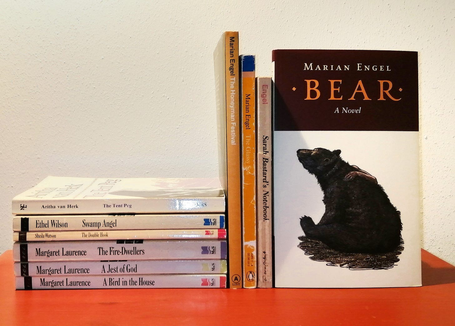 Bücher von Marian Engel, Aritha van Herk, Ethel Wilson, Sheila Watson und Margaret Lawrence