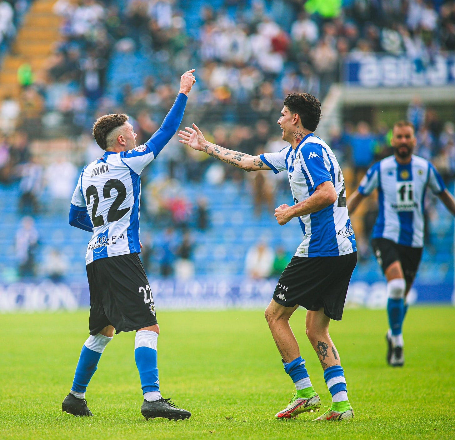 Aranda celebra el gol con Retu
