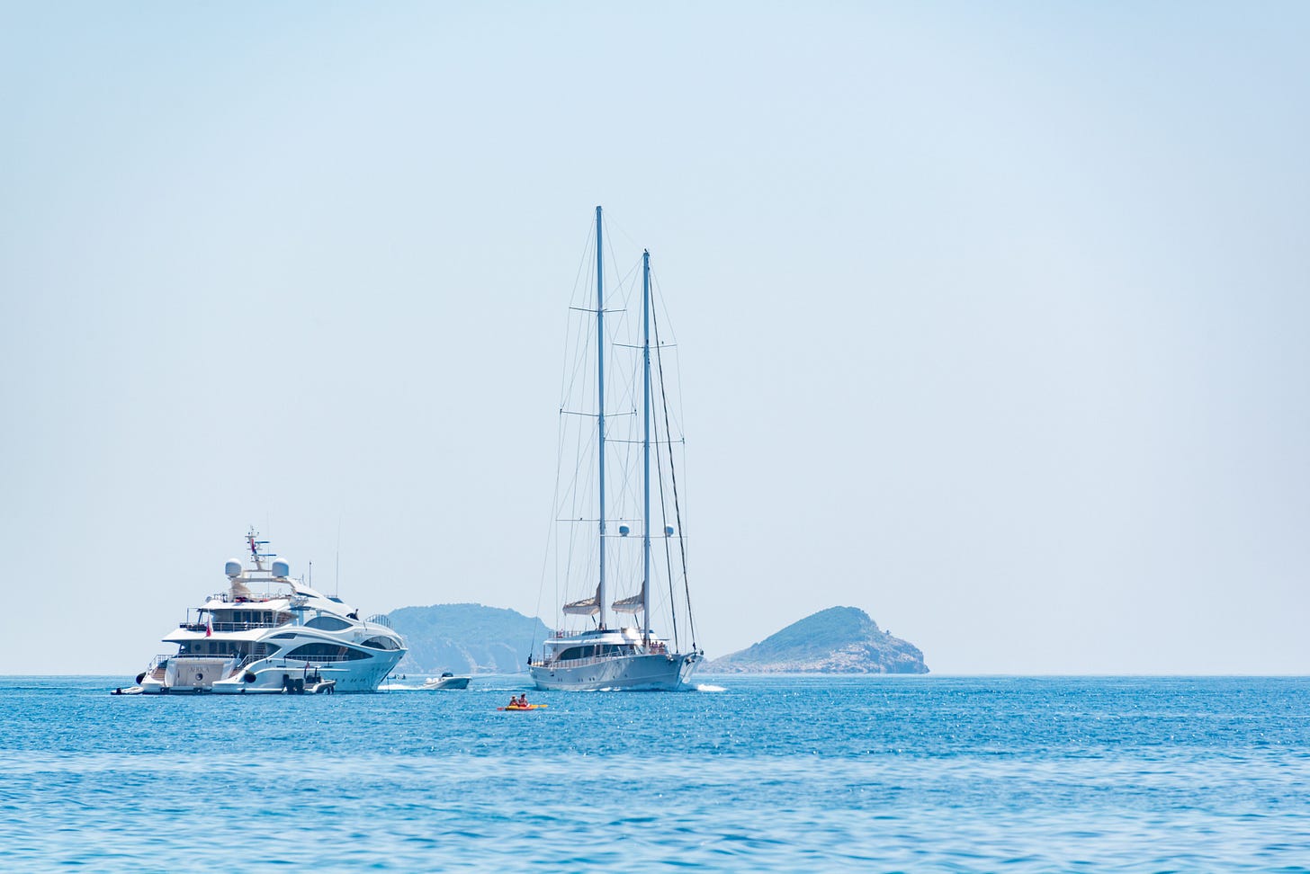 Bateaux dans un mouillage estival Bateaux dans un mouillage estival