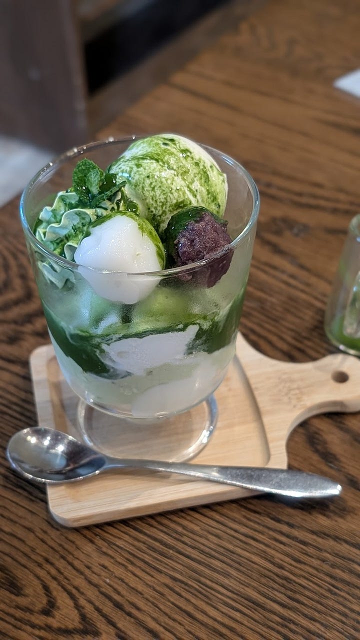 De gauche à droite : parfait matcha à Itoshima, parfait customisé à Hita, parfait matcha à Beppu et yoru parfait à Sapporo