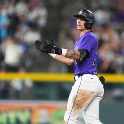 Jordan Beck pega doble de dos carreras Jordan Beck pega doble de dos carreras