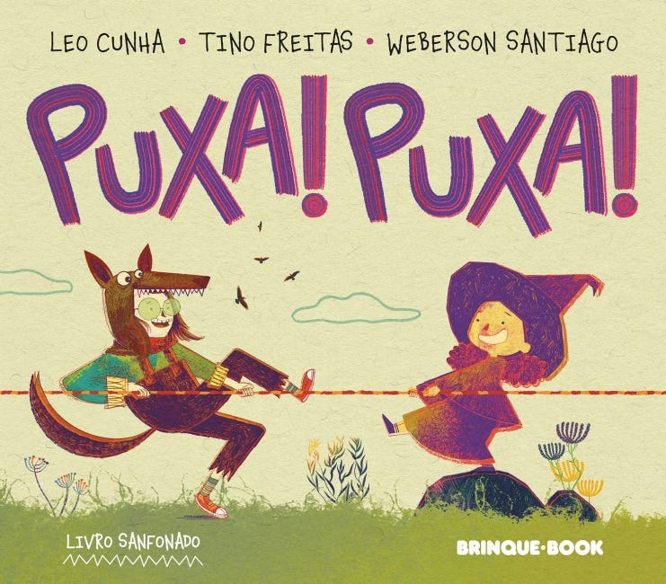 #descrevemospravocê  Capa ilustrada do livro infantil “Puxa! Puxa!”, escrito por Leo Cunha, Tino Freitas e Weberson Santiago, publicado pela editora Brinque-Book. A obra é apresentada como um livro sanfonado, informação destacada no canto inferior esquerdo.  O fundo da imagem é em tom claro, com textura que lembra papel reciclado. No centro, em letras grandes e coloridas, está o título "PUXA! PUXA!" em roxo com detalhes em vermelho, com aparência divertida e saltada.  A ilustração mostra duas personagens envolvidas em uma brincadeira de cabo de guerra com uma corda vermelha. À esquerda, está uma figura vestida de lobo, com focinho, orelhas pontudas e cauda, mas com rosto humano visível sob a fantasia — a boca está aberta num sorriso e os olhos esbugalhados. À direita, uma menina vestida de Chapeuzinho Vermelho, com vestido e capuz, segura a outra ponta da corda enquanto se equilibra sentada sobre uma pedra. Ela também sorri, mostrando alegria e descontração. O cenário tem gramado verde com algumas flores coloridas, arbustos e nuvens ao fundo. Pássaros voam ao centro da imagem, reforçando o tom leve e lúdico.  A imagem sugere um ambiente de faz de conta, misturando personagens clássicos de contos infantis com humor e criatividade, em uma proposta interativa e visualmente envolvente.