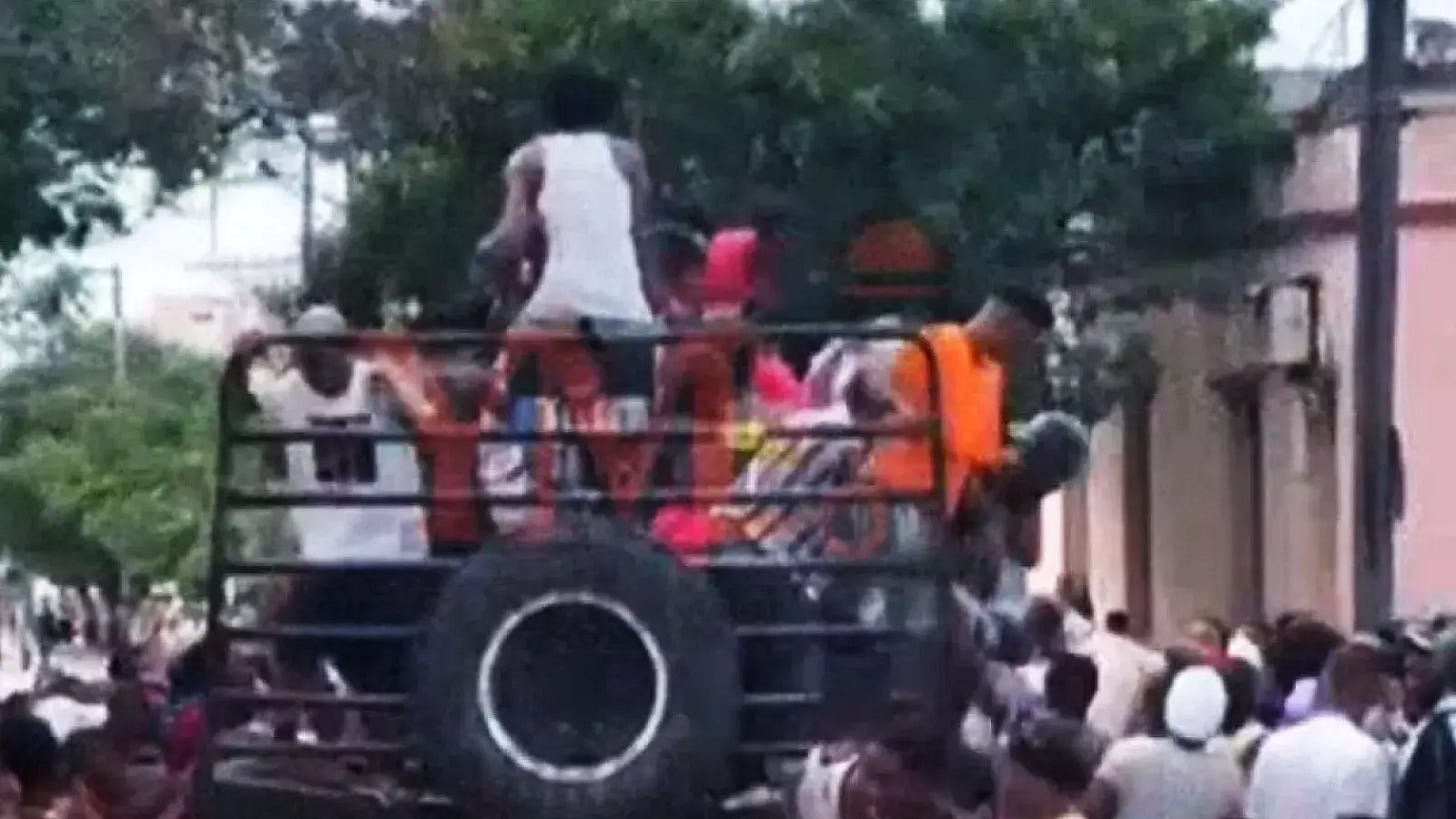 Avalancha de personas tras caerse cajas de picadillo de un camión en Santiago de Cuba.