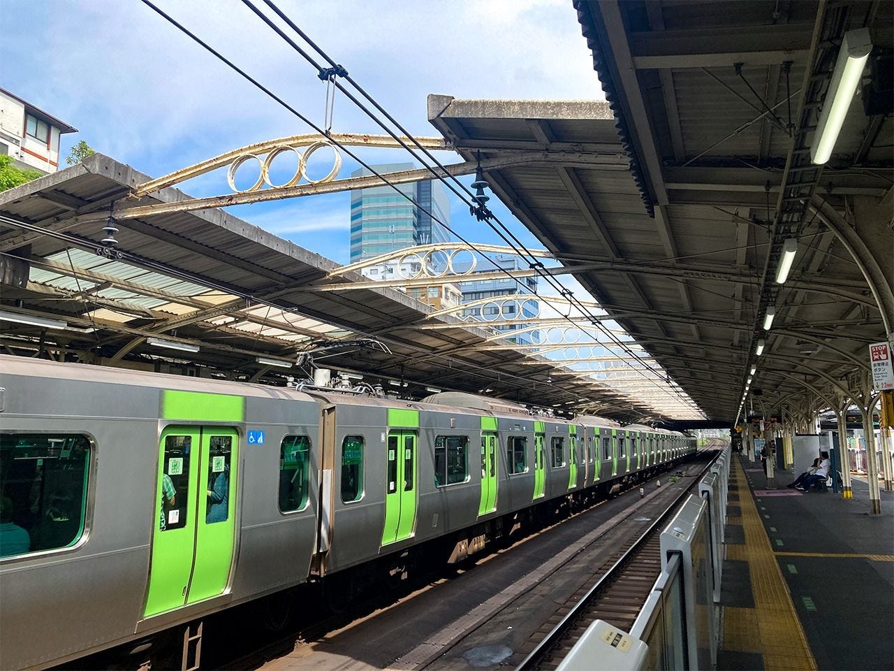 The pillars sustaining the roofs and arches connecting them at Tabata Station are actually disused, recycled rails. (© Gianni Simone)