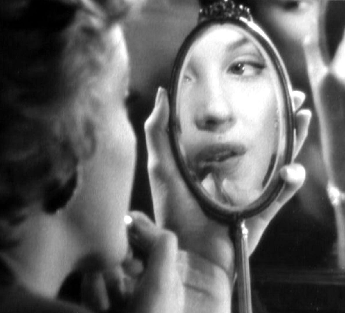 A person putting on makeup

AI-generated content may be incorrect.