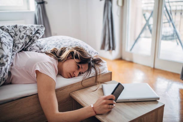 18,100+ Wake Up Phone Stock Photos, Pictures & Royalty-Free Images - iStock  | Alarm clock, Wake up light, Walking phone