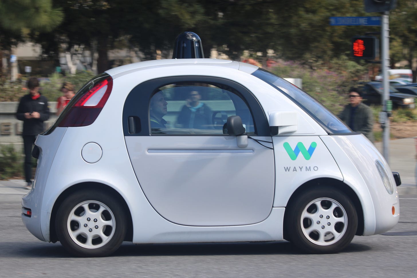 File:Waymo self-driving car side view.gk.jpg - Wikimedia Commons