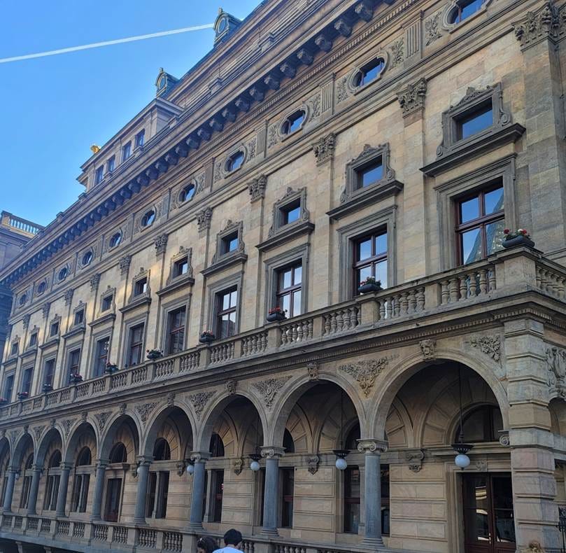 A building with many windows

AI-generated content may be incorrect.