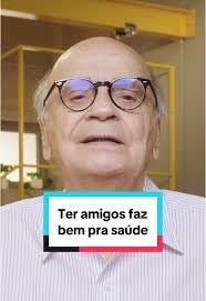 Thumbnail de um vídeo do Tiktok do Dráuzio Varela, que apresenta ele, um homem idoso, calvo, de óculos e camisa social acompanhado de um letreiro que diz: "ter amigos faz bem pra saúde"