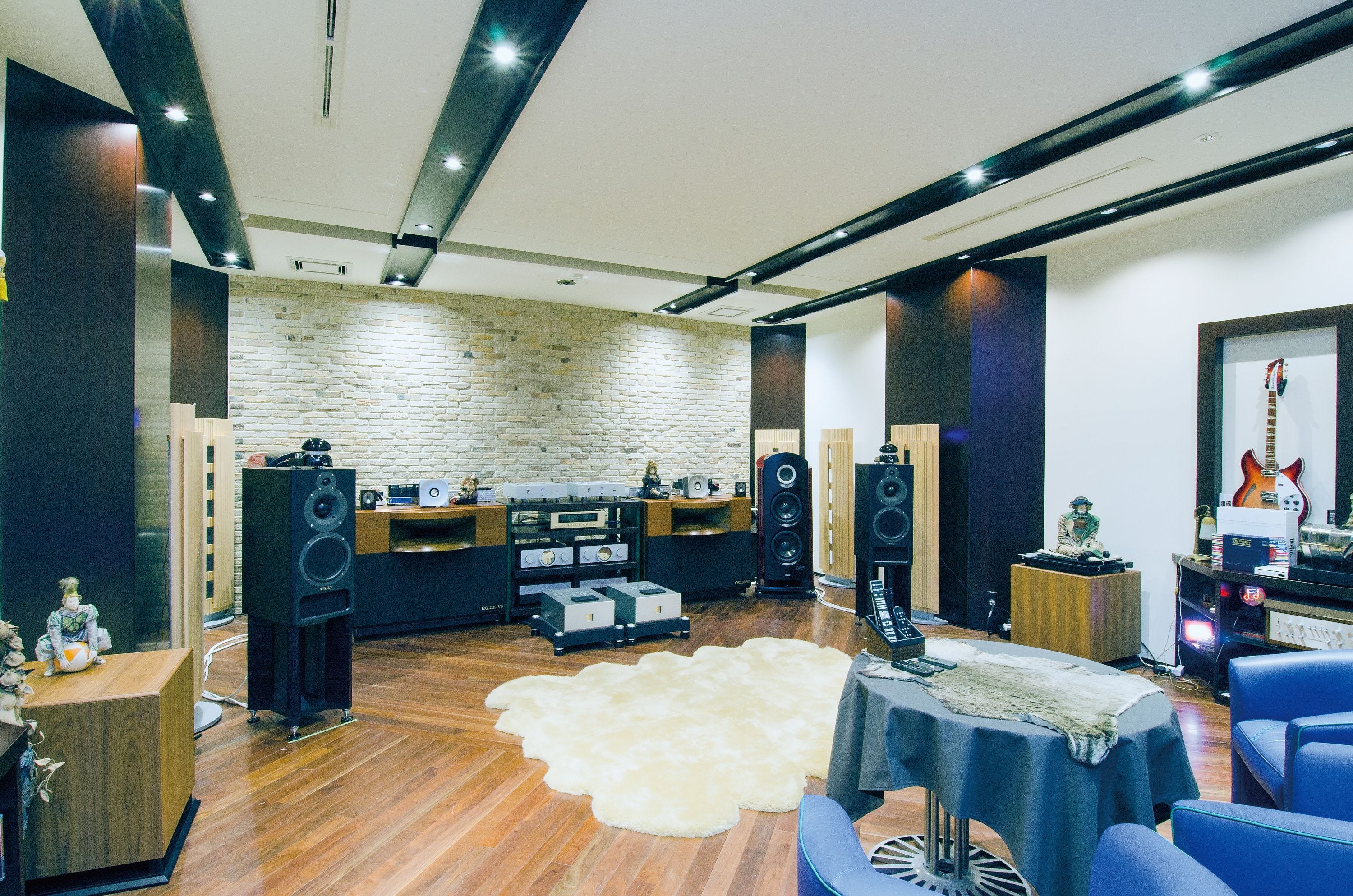 A Listening Room Built In-House with Carefully Selected Materials ...