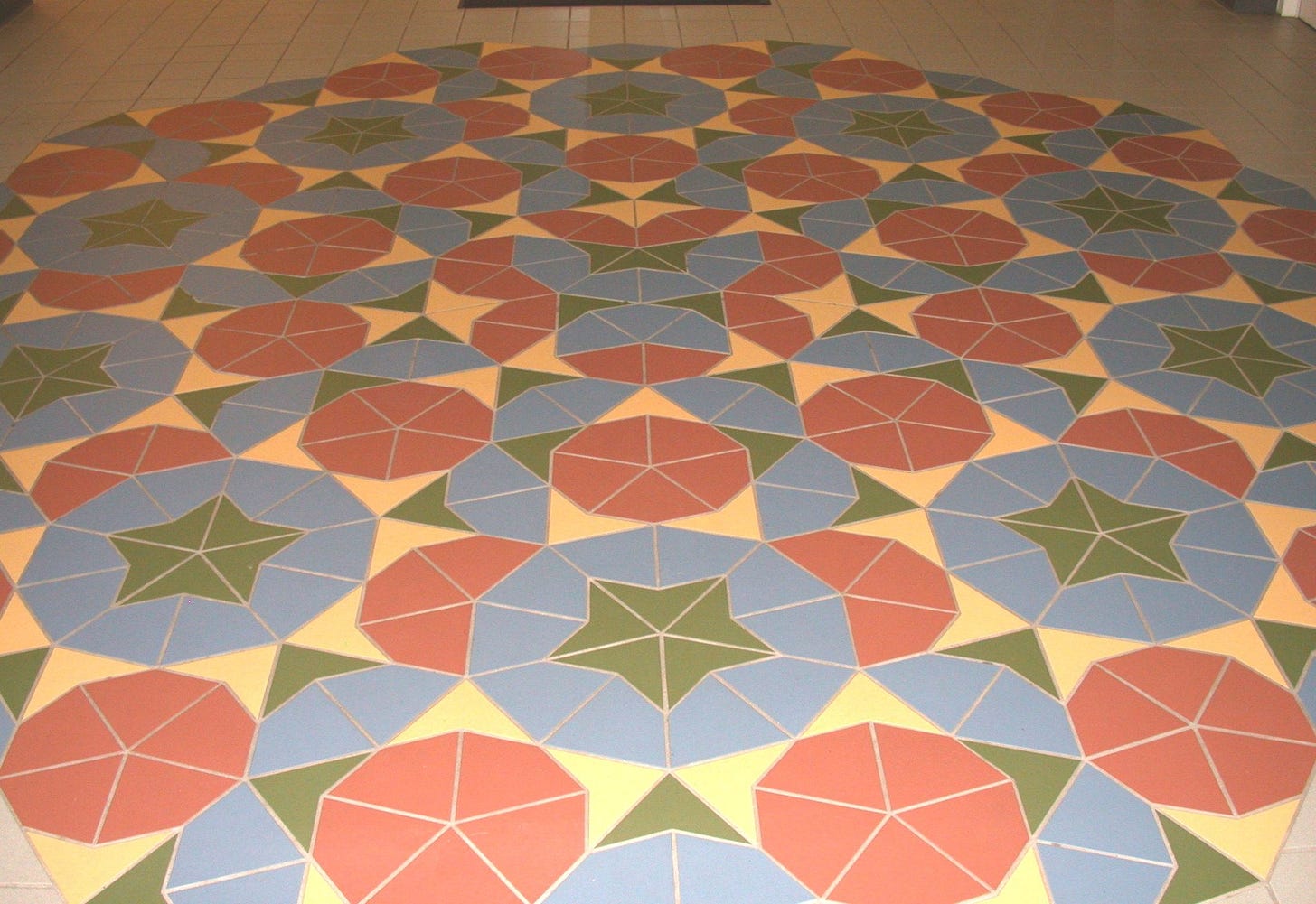 Penrose Tile in the Carleton College Math/CS Building. | Penrose tiling ...