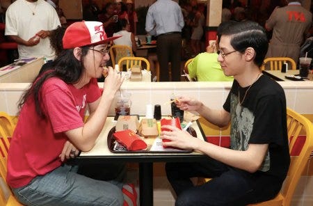 Deux amis déjeunant au MacDonald's Deux amis déjeunant au MacDonald's