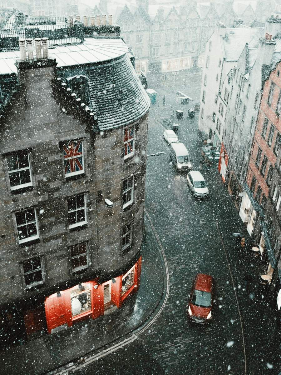 Stock photo of the rooftops of Edinburgh on a snowy day.