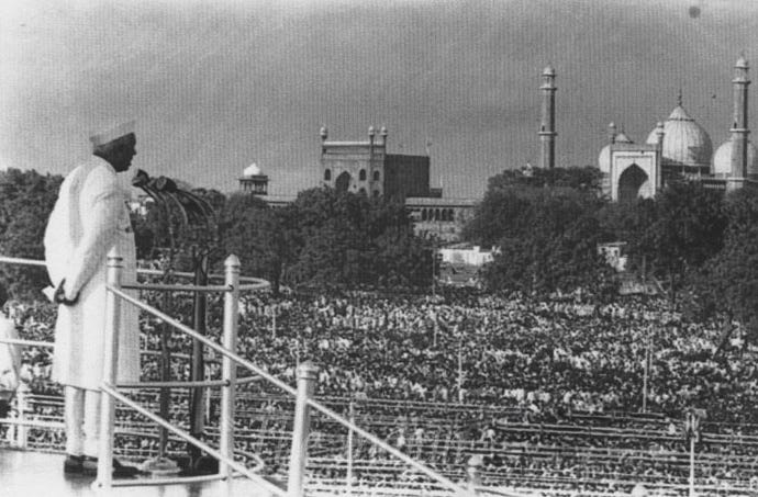 File:PM Nehru addresses the nation from the Red Fort on 15 August 1947.jpg  - Wikimedia Commons