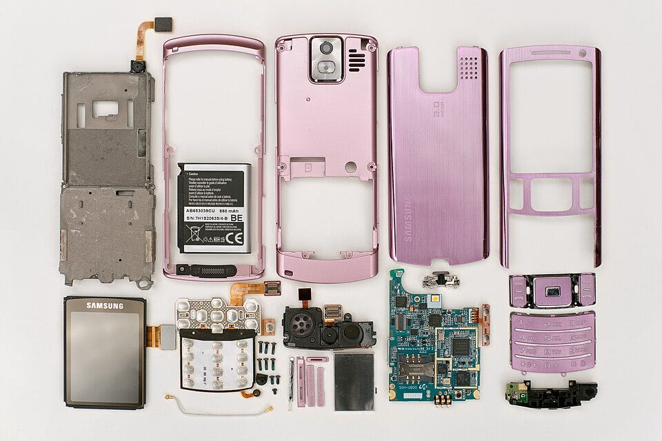 A disassembled Samsung SGH-U800 feature phone A disassembled Samsung SGH-U800 feature phone
