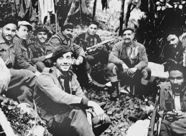 Ο Γεώργιος Γρίβας με αγωνιστές της ΕΟΚΑ Ο Γεώργιος Γρίβας με αγωνιστές της ΕΟΚΑ