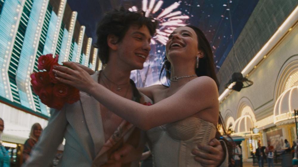 "Anora": Sexarbeiterin Anora (Mikey Madison, rechts) hat ihren Prinz gefunden (Mark Eydelshteyn), und gleich geht's ab nach Las Vegas zur Eheschließung.