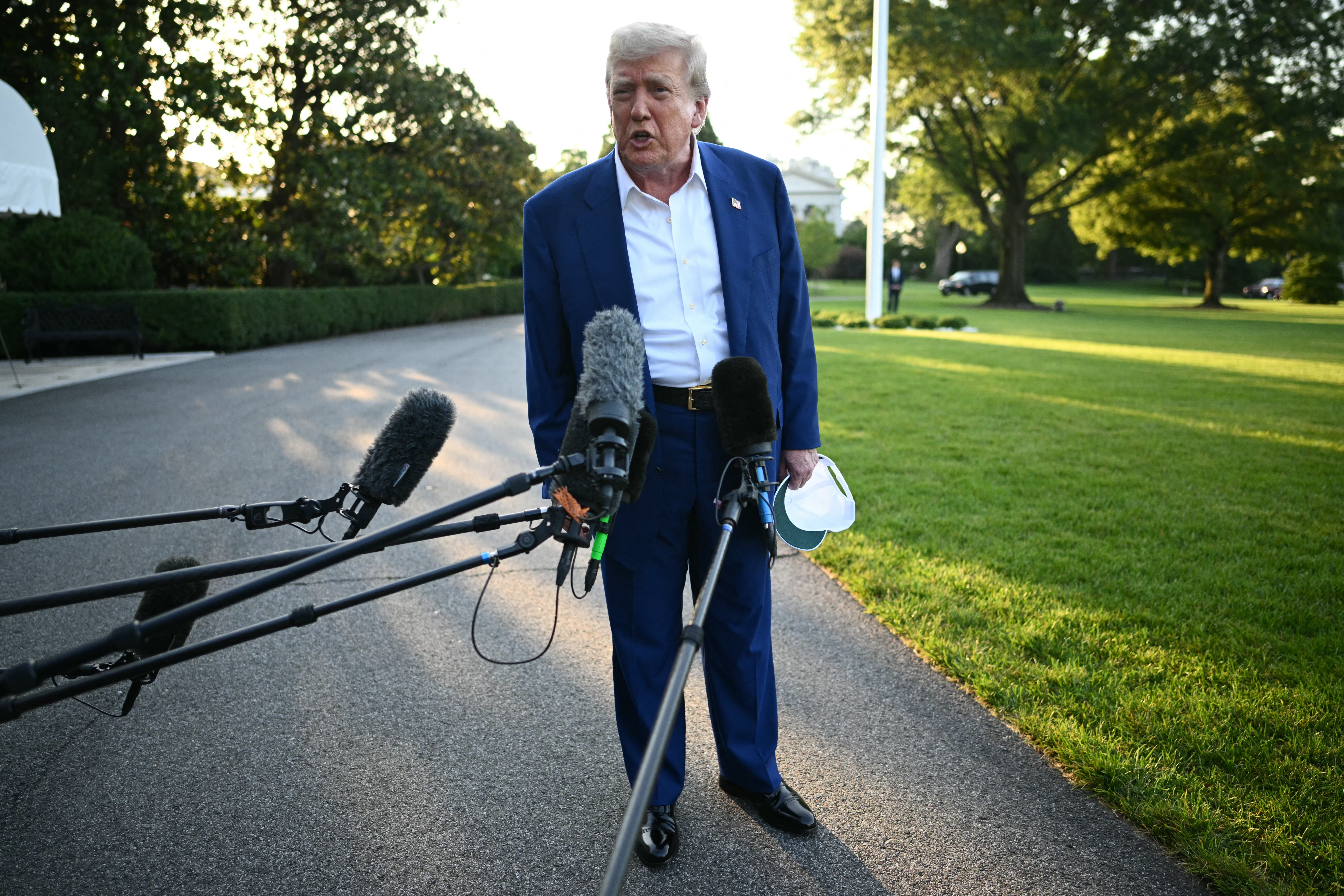 Trump je razložil prekinitev prijateljstva z Epsteinom, medtem ko se sooča z obtožbami o zakrivanju dokumentov