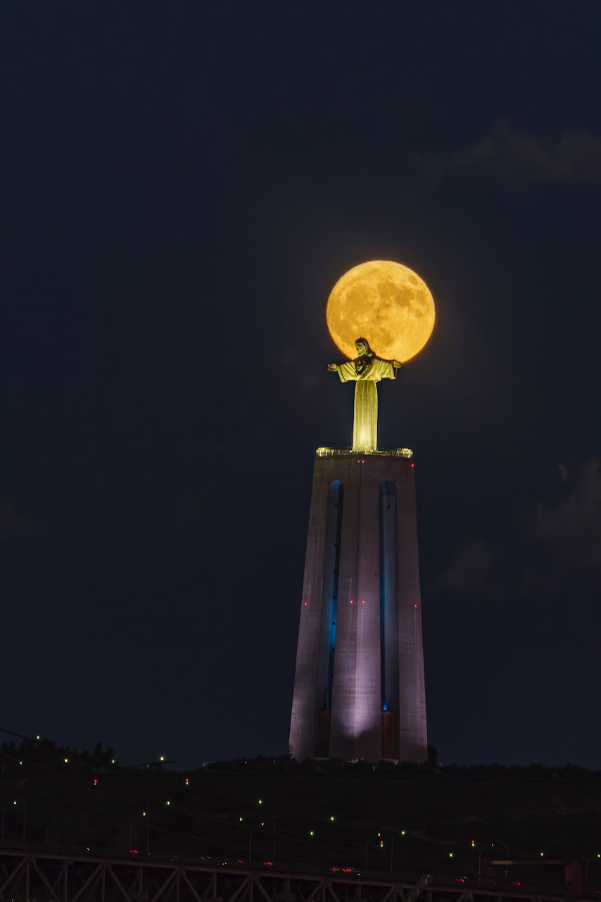 statue of Cristo rei in Lisboa, with the moon