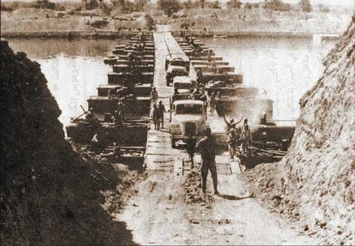 Franchissement du canal de Suez par l'armée égyptienne le 6 octobre 1973 Franchissement du canal de Suez par l'armée égyptienne le 6 octobre 1973