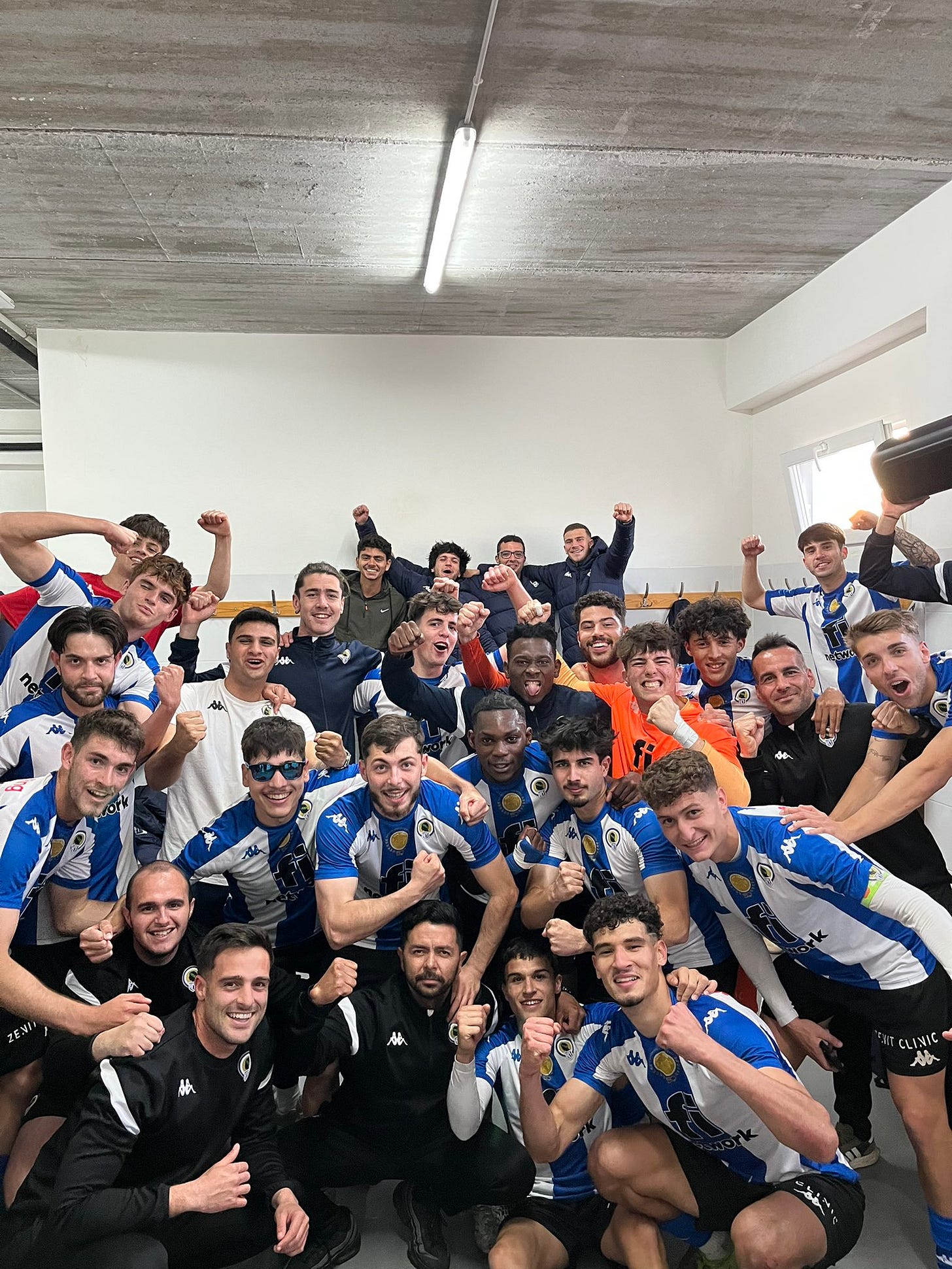 El filial celebra la victoria en el vestuario