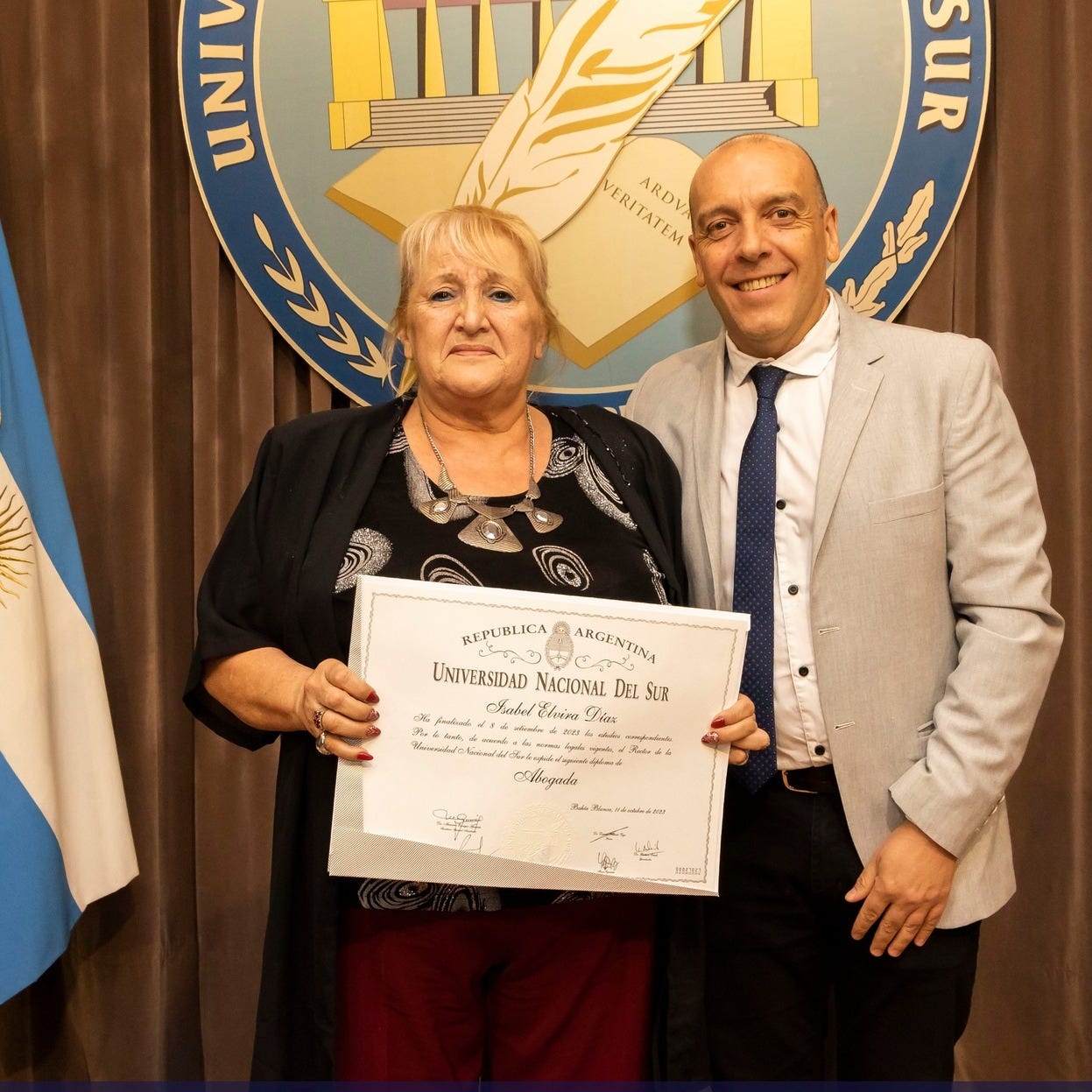 Puede ser una imagen de 2 personas y texto