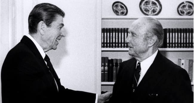 Photo: President Ronald Reagan meets with Senator Strom Thurmond ...