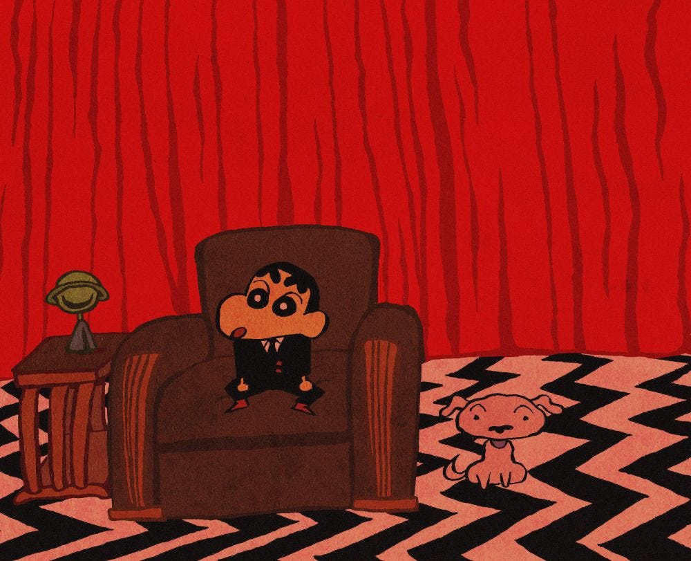 Shin-Chan se trouve dans la loge noire de Twin Peaks avec son chien Shiro. Il est assis sur un fauteuil.