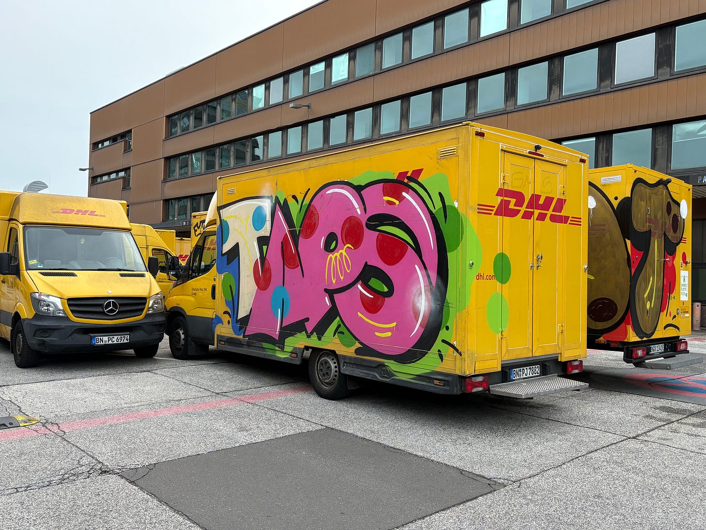 Ein Blick auf den Parkplatz des DHL-Verteilerzentrums zwischen Altona und Eimsbüttel.