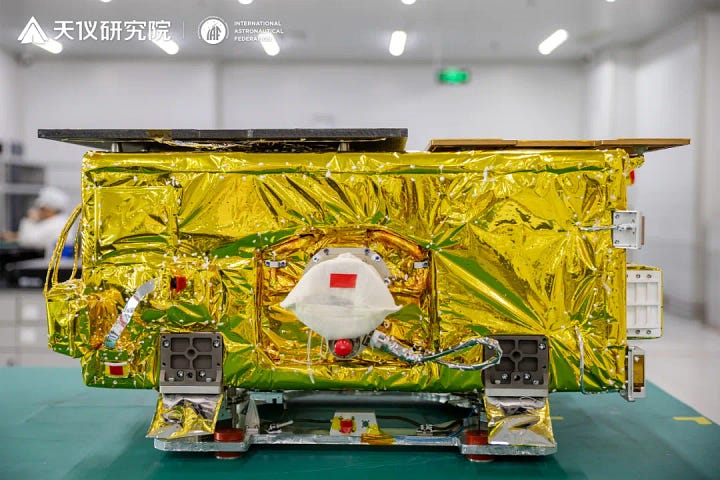 Yunyao-1 being integrated on Ceres-1 (left) and being prepared for launch processing (right).