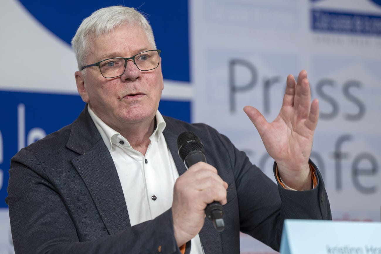 homme parlant lors d'une conférence de presse homme parlant lors d'une conférence de presse