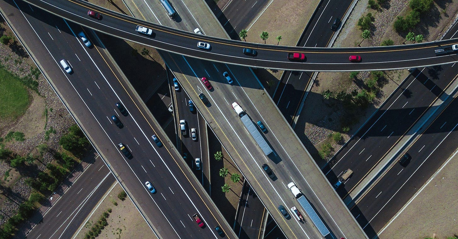 車両のある道路のハイアングル写真