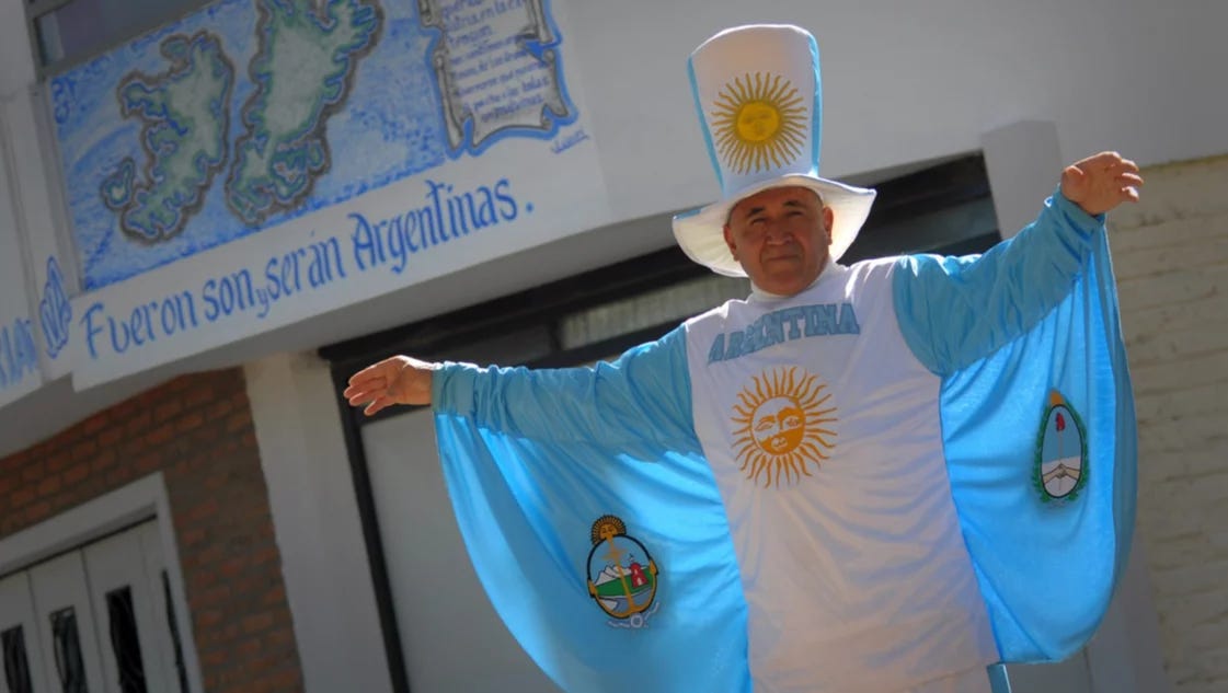 Por unanimidad, los concejales declararon vecino ejemplar a "el hombre bandera"
