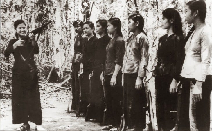 La generala Nguyễn Thị Định | Ornitorrinco Durante la guerra, más de un tercio de las mujeres vietnamitas se sumaron a la lucha. La escuadra femenina Hoang Ngan destacó en 668 combates y fue condecorada por sus hazañas. Foto/Archivo