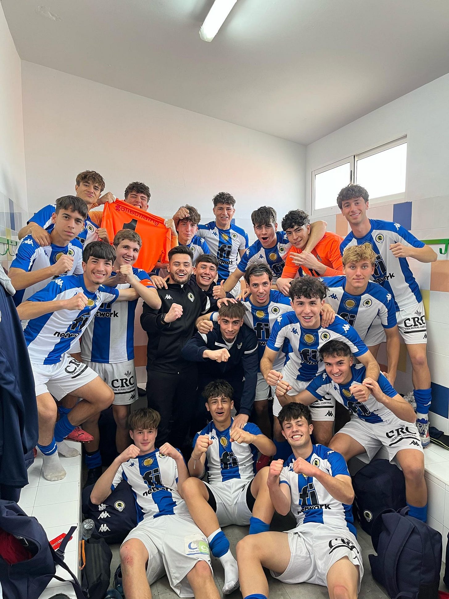 El Juvenil B celebrando la victoria