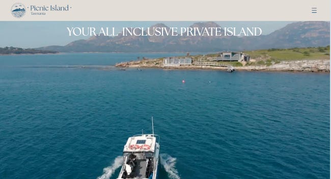 Page d'accueil du site de Picnic Island, où l'on voit un hors-bord foncer vers l'île déserte avec, tout en majuscule, le slogan YOU ALL-INCLUSIVE PRIVATE ISLAND