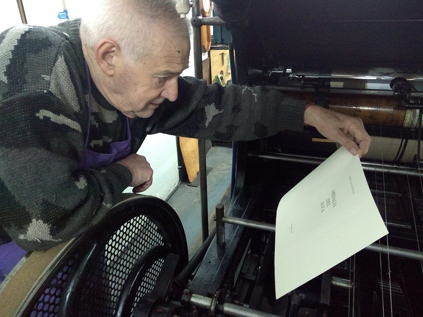 El maestro tipógrafo Rubén Lapolla. Foto: Ediciones Kalos