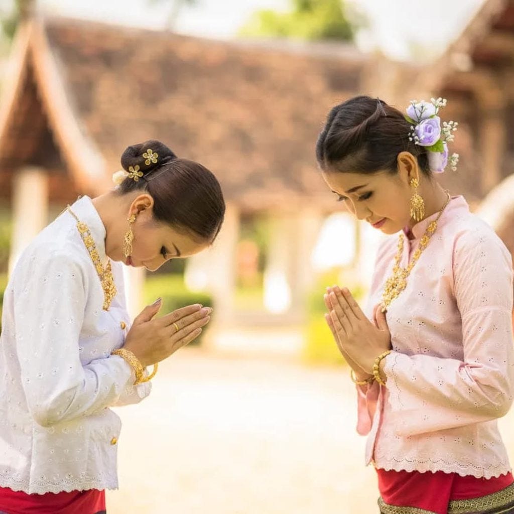 Thaïlandaises faisant un wai.
