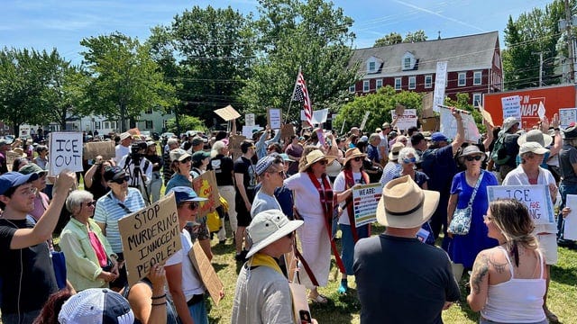 r/50501 - ICE protest in Biddeford, Maine after fatal shooting