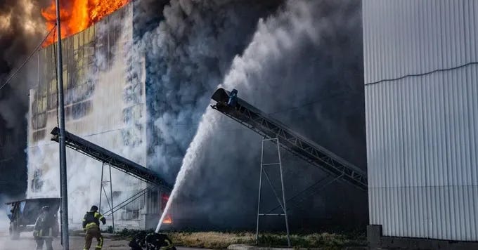 Russia attacks poultry farm in Kherson Oblast, large-scale fire breaks out – photos, video | Ukrainska Pravda Russia attacks poultry farm in Kherson Oblast, large-scale fire breaks out – photos, video | Ukrainska Pravda