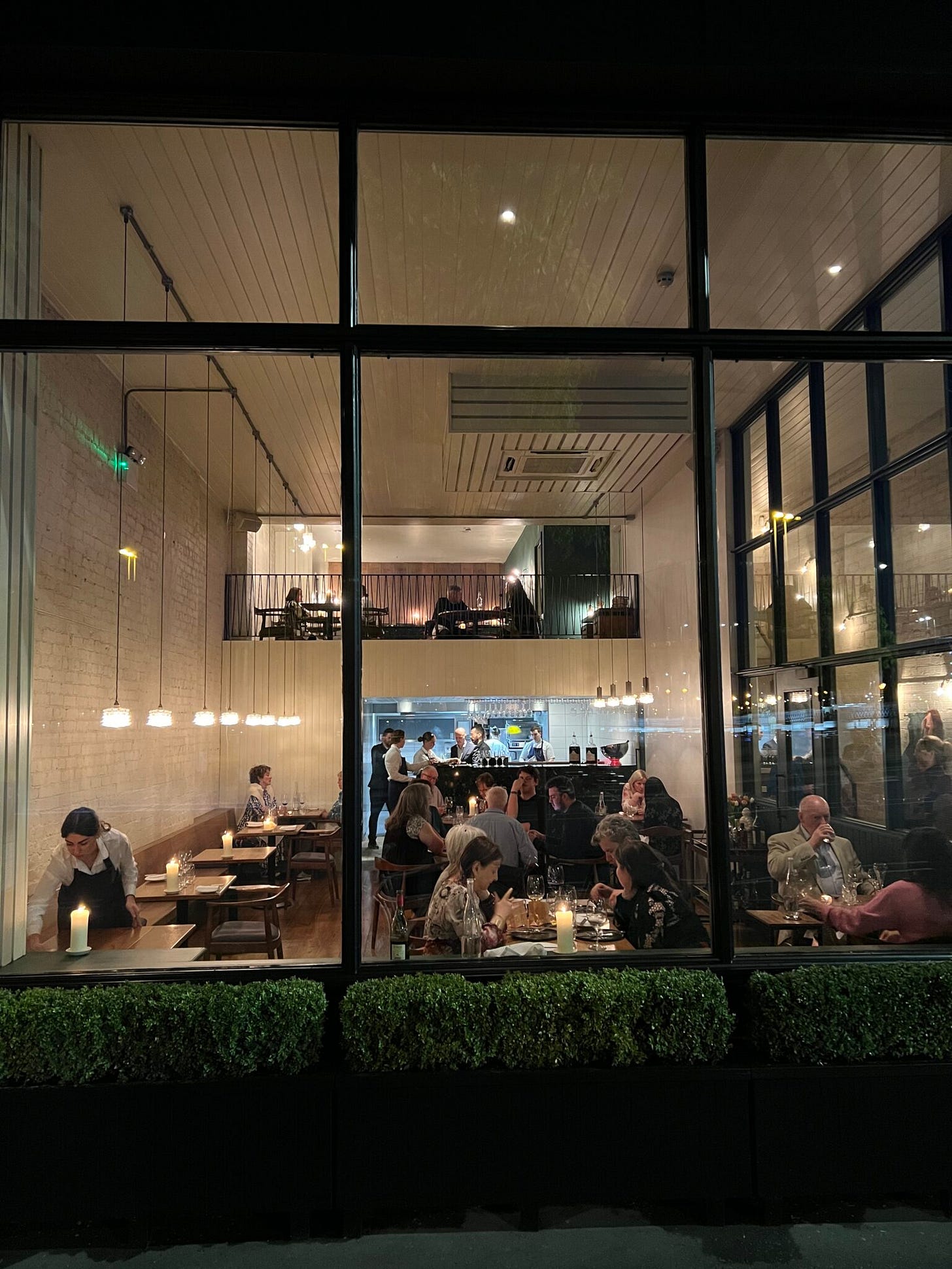 OX Belfast, Blick von außen nach innen, große Fensterfront, Nacht