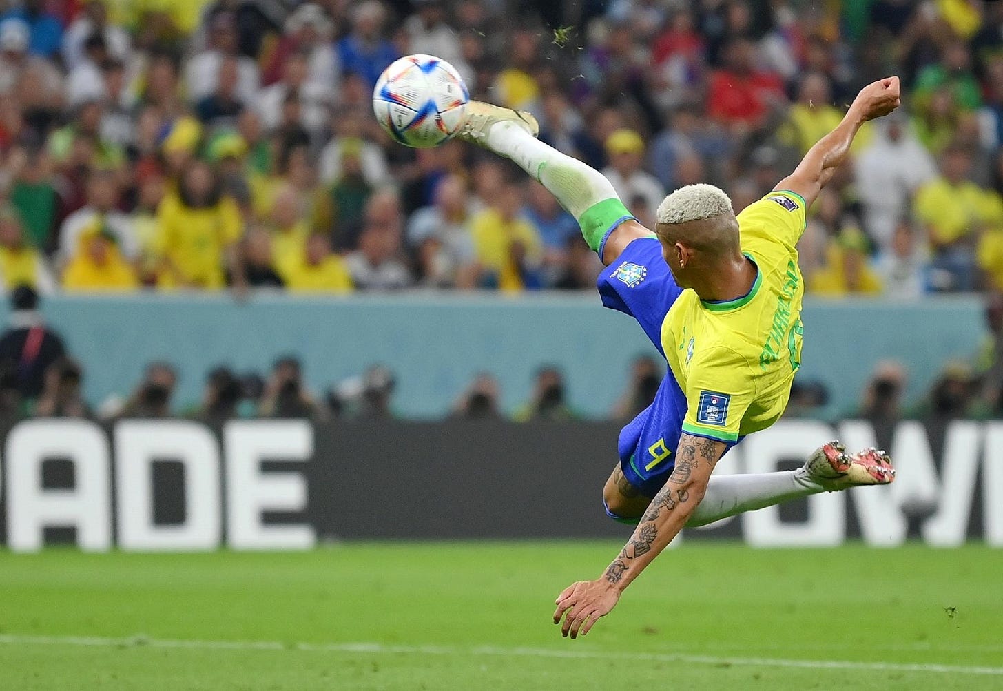 Veja sequência de fotos do golaço de Richarlison na estreia da Copa - 24/11/ 2022 - UOL Esporte